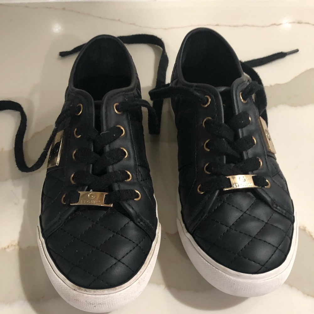 Size 6 guess shoe in black and gold